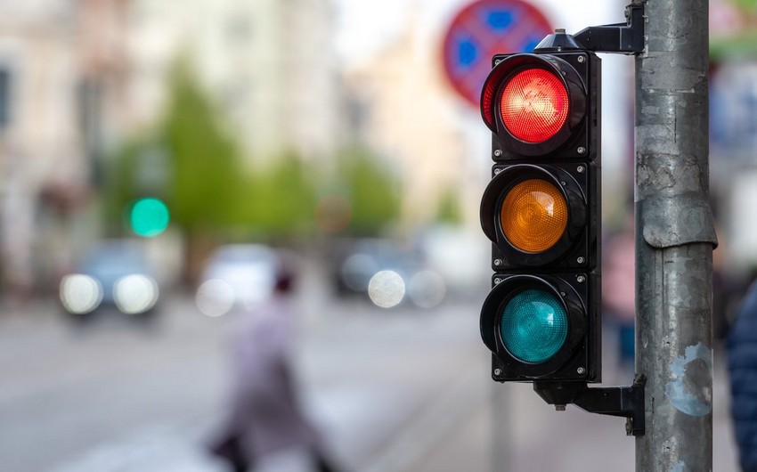 İşıqforda mübahisə edən sürücü həmkarını güləş fəndi ilə yerə sərdi