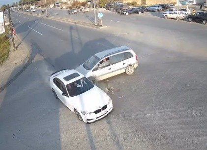 Yüksək sürətlə hərəkət edən “BMW” ağır qəza törətdi – ANBAAN VİDEO