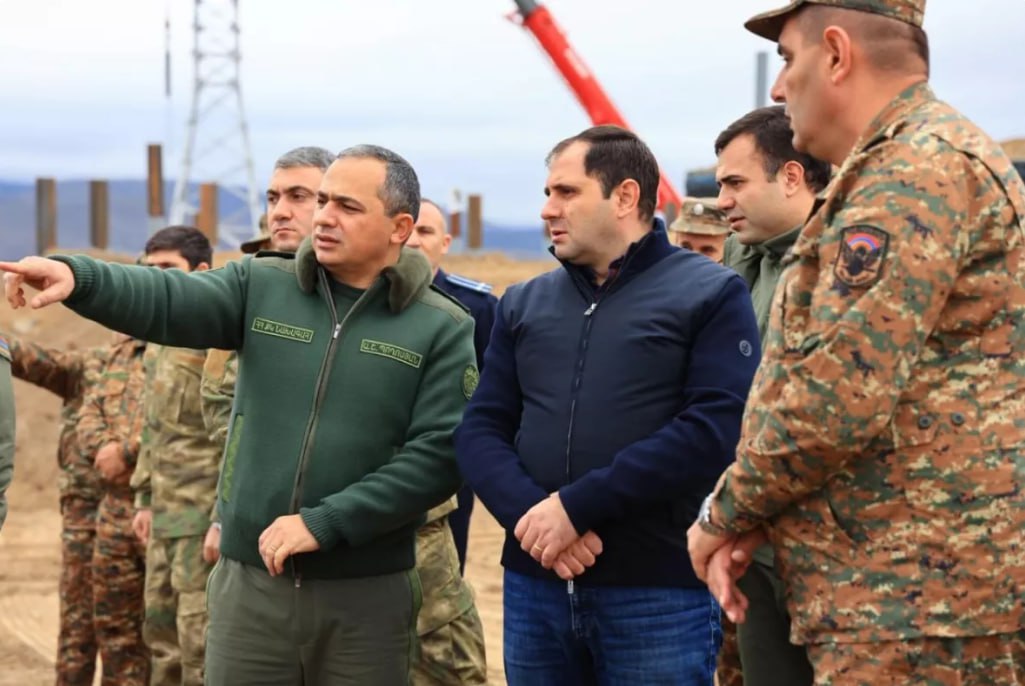 Ermənistanın müdafiə naziri Azərbaycanla sərhədə GƏLDİ Ermənistanın müdafiə naziri Azərbaycanla sərhədə GƏLDİ