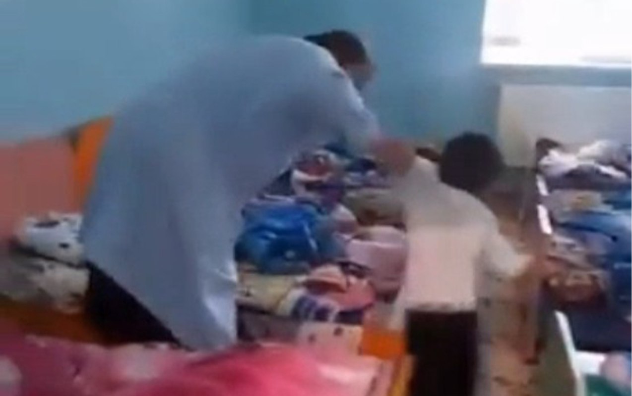 Bağçada azyaşlıya şiddət göstərildi – VİDEO Bağçada azyaşlıya şiddət göstərildi – VİDEO