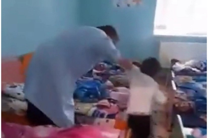 Bağçada azyaşlıya şiddət göstərən dayə İŞDƏN ÇIXARILDI Bağçada azyaşlıya şiddət göstərən dayə İŞDƏN ÇIXARILDI