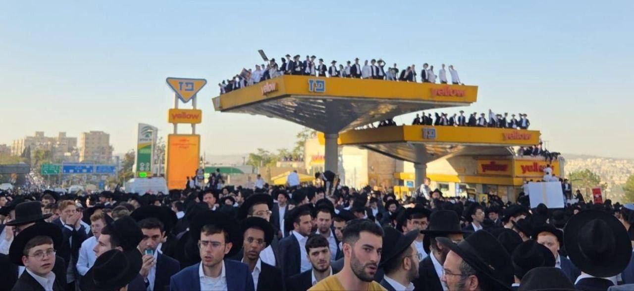 İsraildə etirazlar başladı, ölkə bayrağı yandırıldı - VİDEO