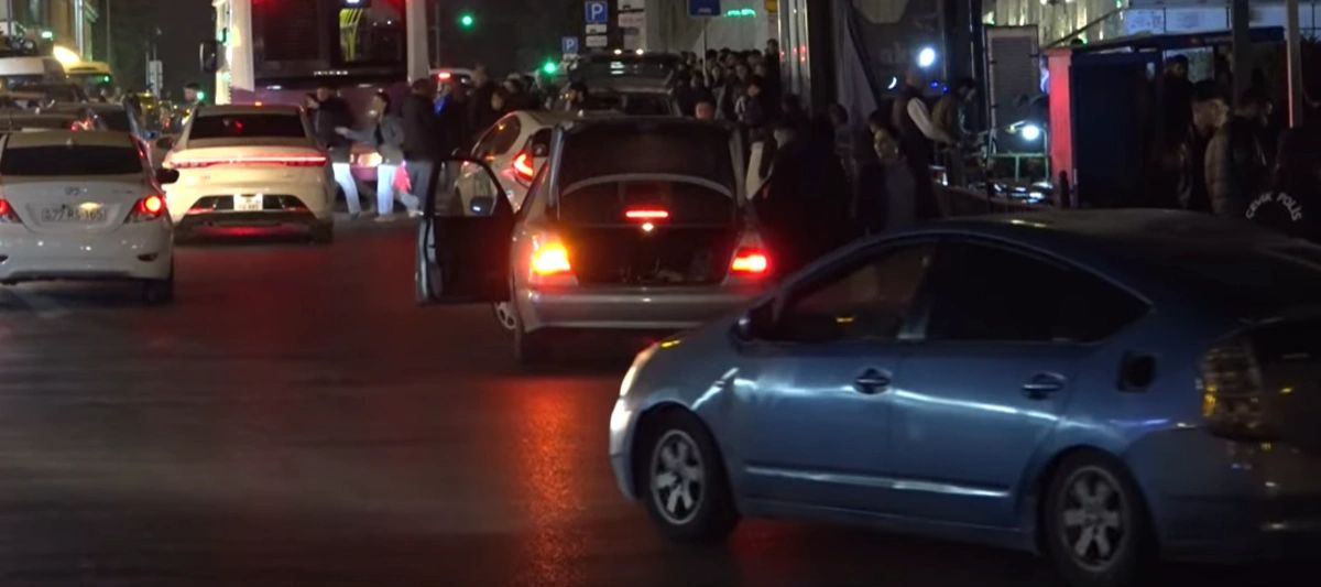 "Taksilərdən bezmişik, maşına məcbur oturdub aparırlar" - "20 Yanvar"da XAOS/VİDEO "Taksilərdən bezmişik, maşına məcbur oturdub aparırlar" - "20 Yanvar"da XAOS/VİDEO