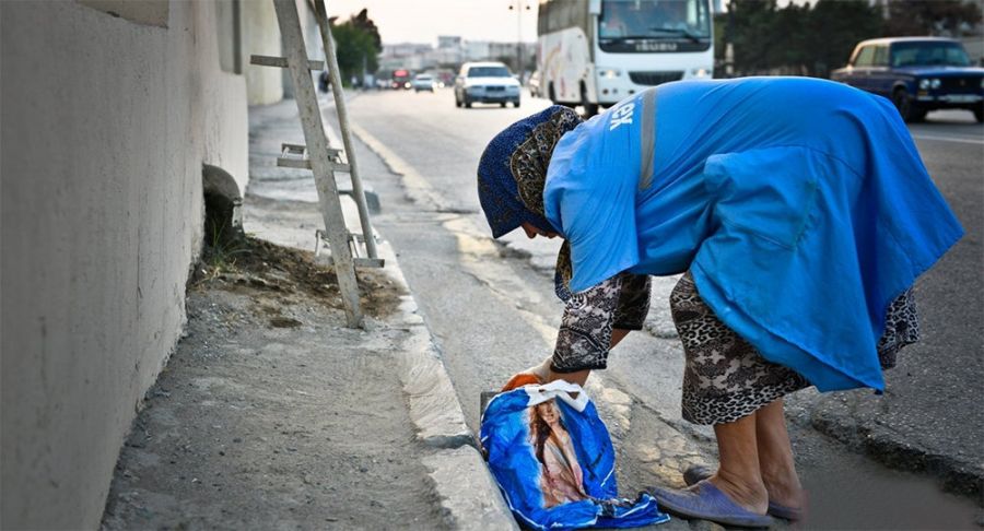 Bakıda süpürgəçi qadın avtomobillə vurulub: "Qəzanı törədən şəxs yoxa çıxıb" - VİDEO Bakıda süpürgəçi qadın avtomobillə vurulub: "Qəzanı törədən şəxs yoxa çıxıb" - VİDEO