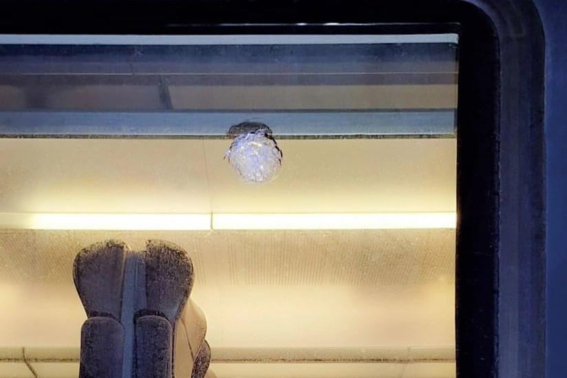 Bakı-Sumqayıt qatarına daş atdılar – FOTO Bakı-Sumqayıt qatarına daş atdılar – FOTO