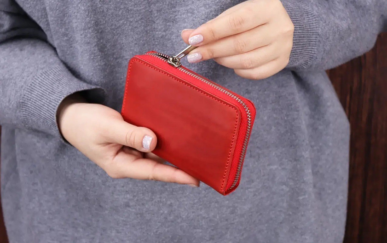 Pulu itən müəllim şagirdin pulqabısını yoxladı, CƏZALANDIRILDI Pulu itən müəllim şagirdin pulqabısını yoxladı, CƏZALANDIRILDI