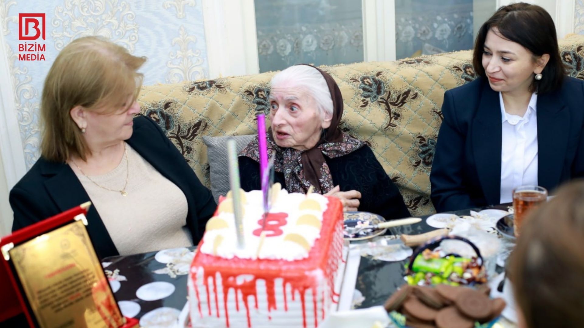 100 yaşını qeyd edən müəllimə həmkarlarından XOŞ SÜRPRİZ – FOTO 100 yaşını qeyd edən müəllimə həmkarlarından XOŞ SÜRPRİZ – FOTO