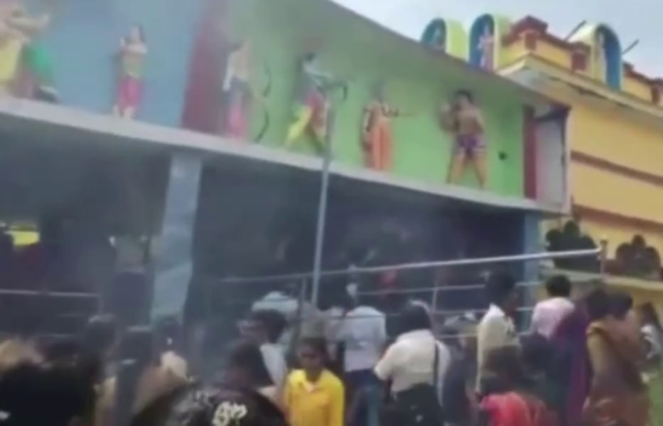 Hindistanda məbəddə DƏHŞƏTLİ ANLAR – Ölənlər var – VİDEO Hindistanda məbəddə DƏHŞƏTLİ ANLAR – Ölənlər var – VİDEO