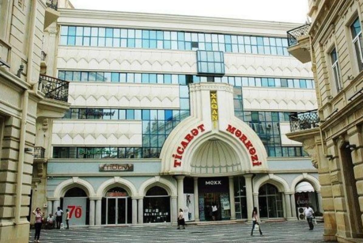 Ticarət mərkəzinin qarşısında təbii ehtiyacını ödəyən gənc CƏRİMƏLƏNDİ: "Böyrəklərimdə problem var" Ticarət mərkəzinin qarşısında təbii ehtiyacını ödəyən gənc CƏRİMƏLƏNDİ: "Böyrəklərimdə problem var"