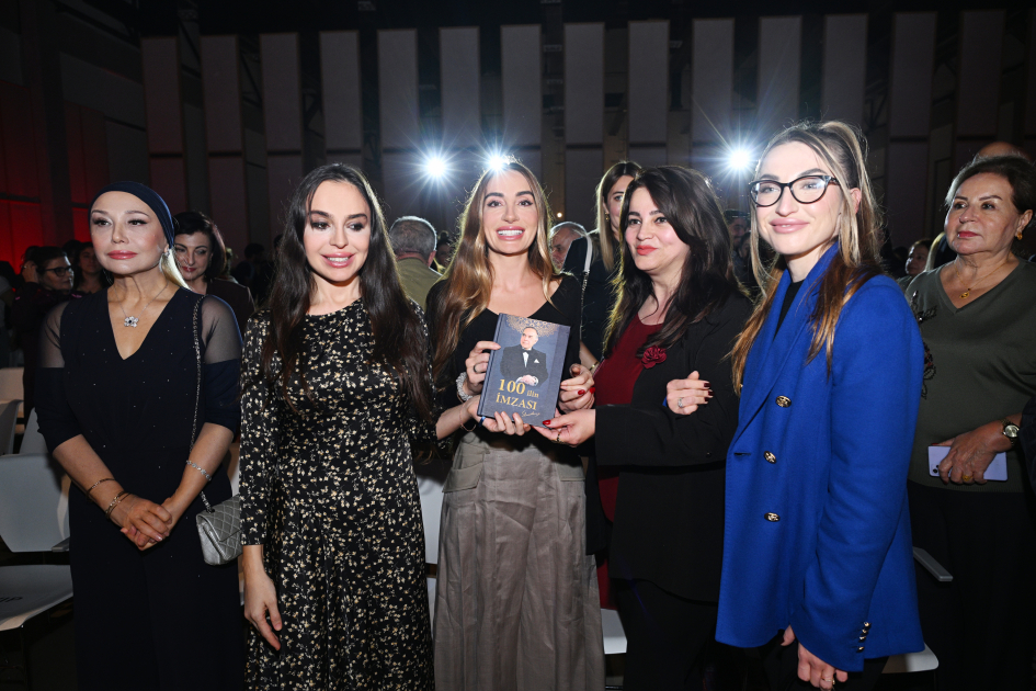 Prezidentin ailəsi "Nəfəs – söz və səsin vəhdəti" layihəsinin təqdimatında - FOTO Prezidentin ailəsi "Nəfəs – söz və səsin vəhdəti" layihəsinin təqdimatında - FOTO