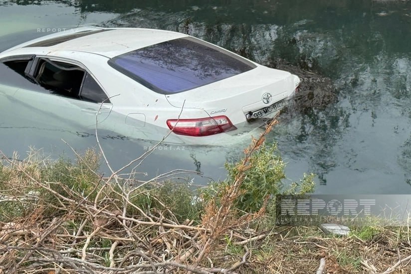 Sumqayıtda avtomobil kanala düşdü - Xəsarət alanlar var - FOTO