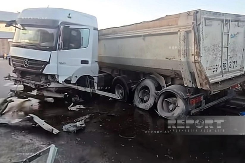 Abşeronda yük maşını idarəetmədən çıxaraq məhəccərlərə çırpıldı - VİDEO Abşeronda yük maşını idarəetmədən çıxaraq məhəccərlərə çırpıldı - VİDEO