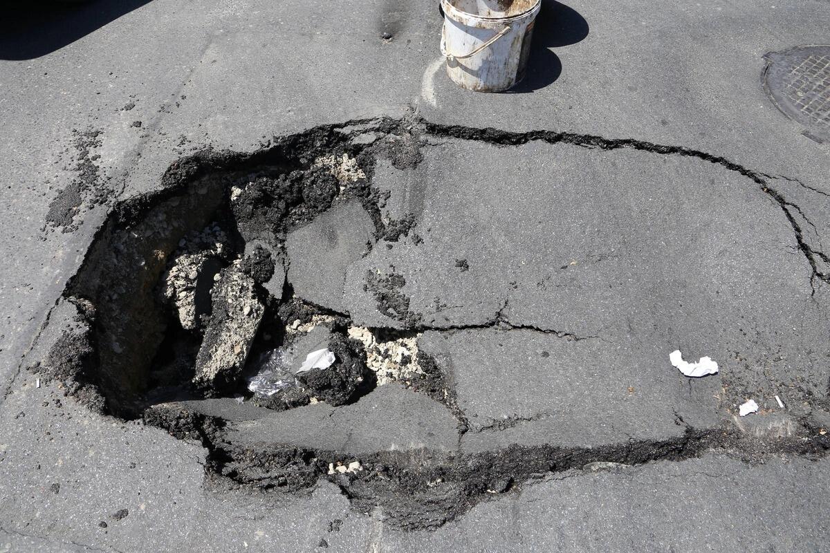 Bakıda sürücü dağılmış asfaltı özü yamadı - VİDEO