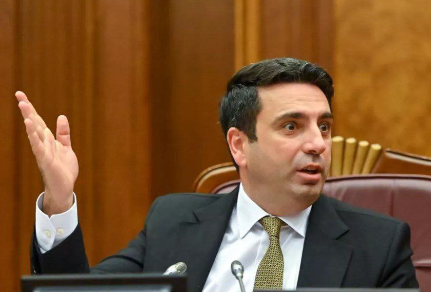 Alen Simonyan: “Katolikos parlament seçkilərinə qədər postunu tərk etməlidir”