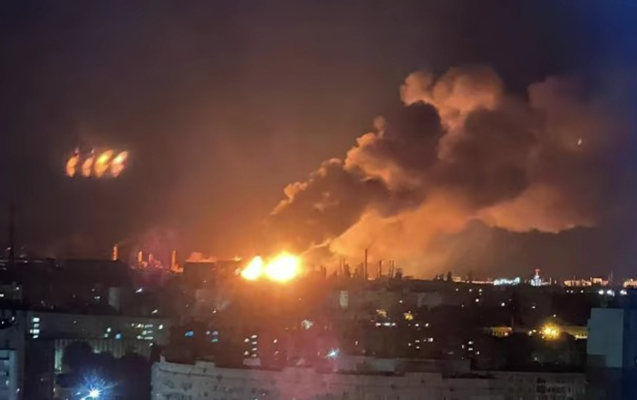 Ukrayna Saratovda neft emalı zavodunu vurdu - VİDEO