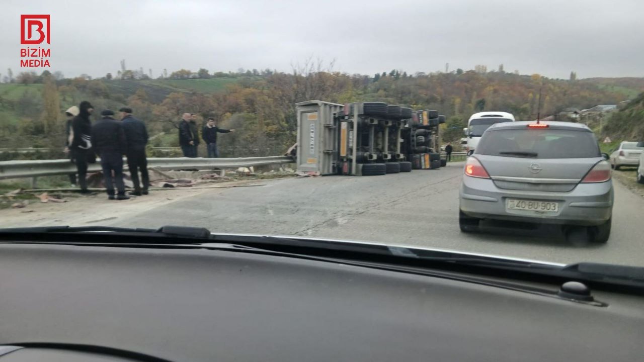 Qubada yük avtomobili aşdı – FOTO