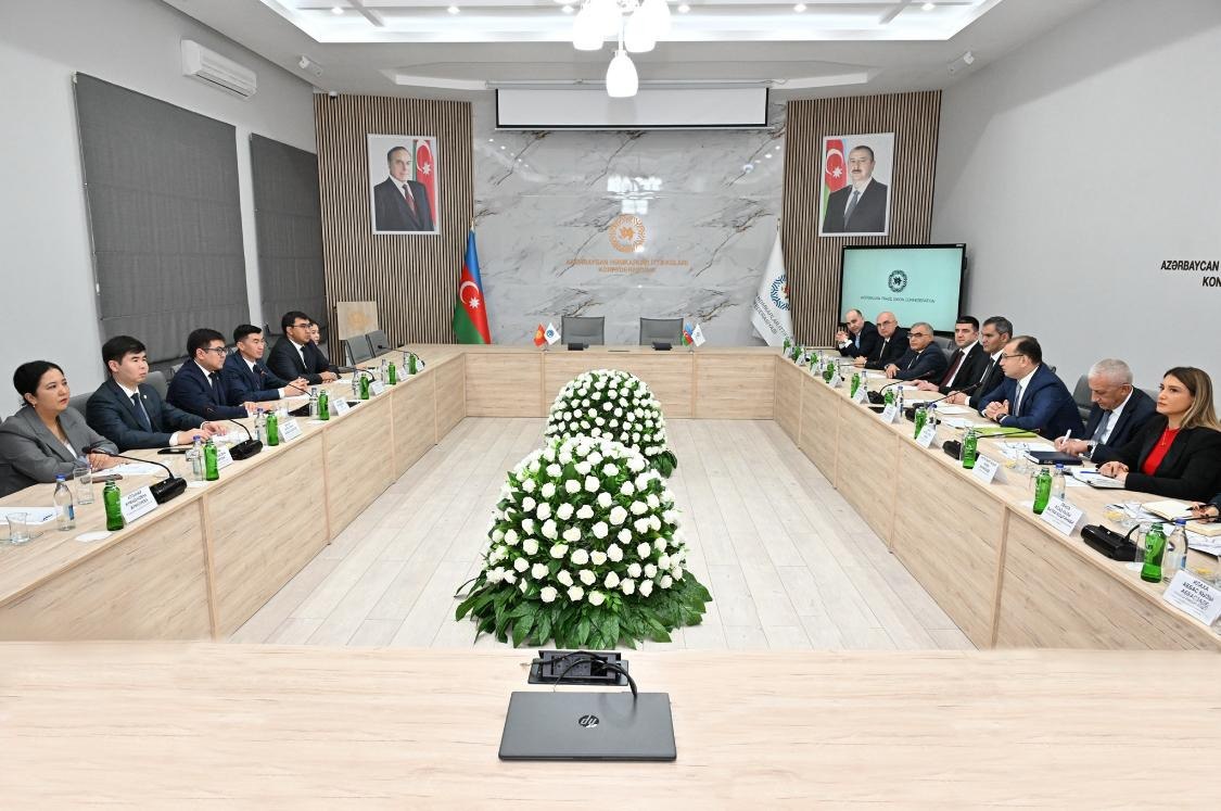 Qırğızıstan həmkarlar ittifaqlarının nümayəndələri AHİK-də - FOTO