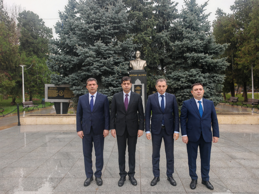 Azərbaycan nümayəndə heyəti Buxarestdə Heydər Əliyevin büstünü ziyarət etdi – FOTO Azərbaycan nümayəndə heyəti Buxarestdə Heydər Əliyevin büstünü ziyarət etdi – FOTO