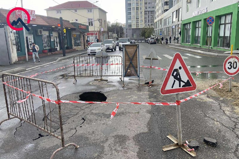 Badamdarda yol çökdü – FOTO/VİDEO Badamdarda yol çökdü – FOTO/VİDEO