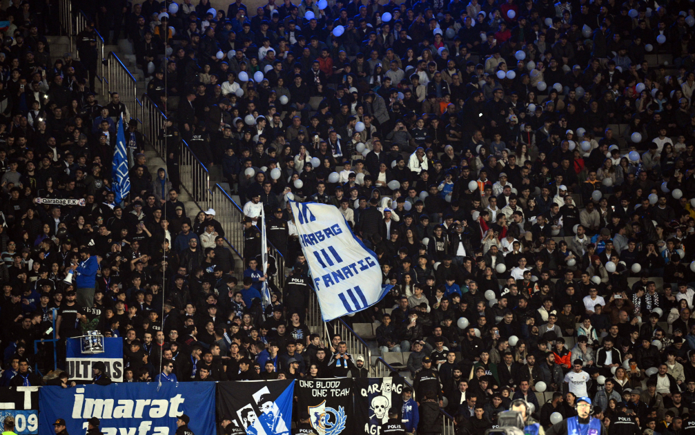 Tarixi matçın 44-cü dəqiqəsində DUYĞULU ANLAR - VİDEO Tarixi matçın 44-cü dəqiqəsində DUYĞULU ANLAR - VİDEO