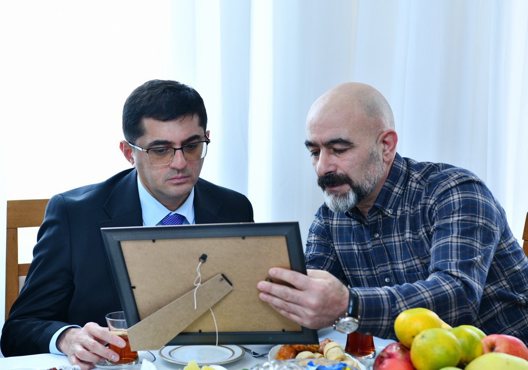 ADNSU rəhbərliyi Zəfər Günü ərəfəsində şəhid məzunların ailələrini ZİYARƏT ETDİ – FOTO ADNSU rəhbərliyi Zəfər Günü ərəfəsində şəhid məzunların ailələrini ZİYARƏT ETDİ – FOTO