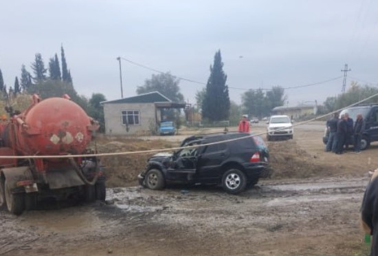 Salyanda “KamAZ”la “Mercedes” toqquşdu - Xəsarət alan var – FOTO Salyanda “KamAZ”la “Mercedes” toqquşdu - Xəsarət alan var – FOTO