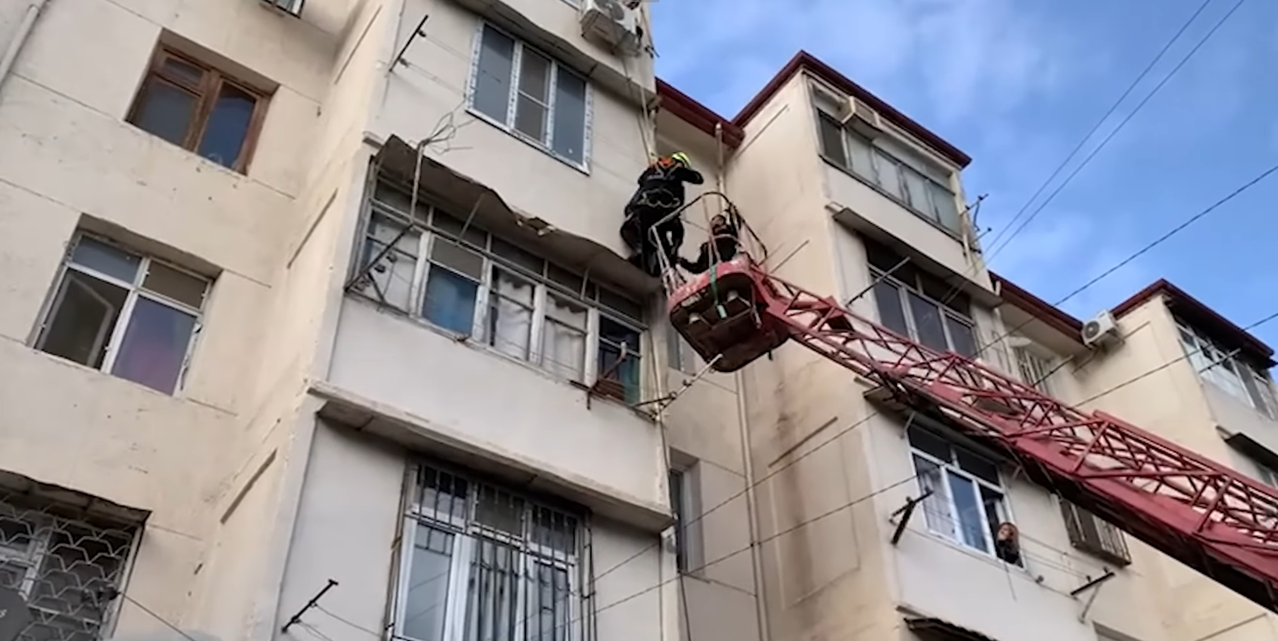 Bakıda eyvanda köməksiz vəziyyətdə qalan şəxs belə XİLAS EDİLDİ - VİDEO