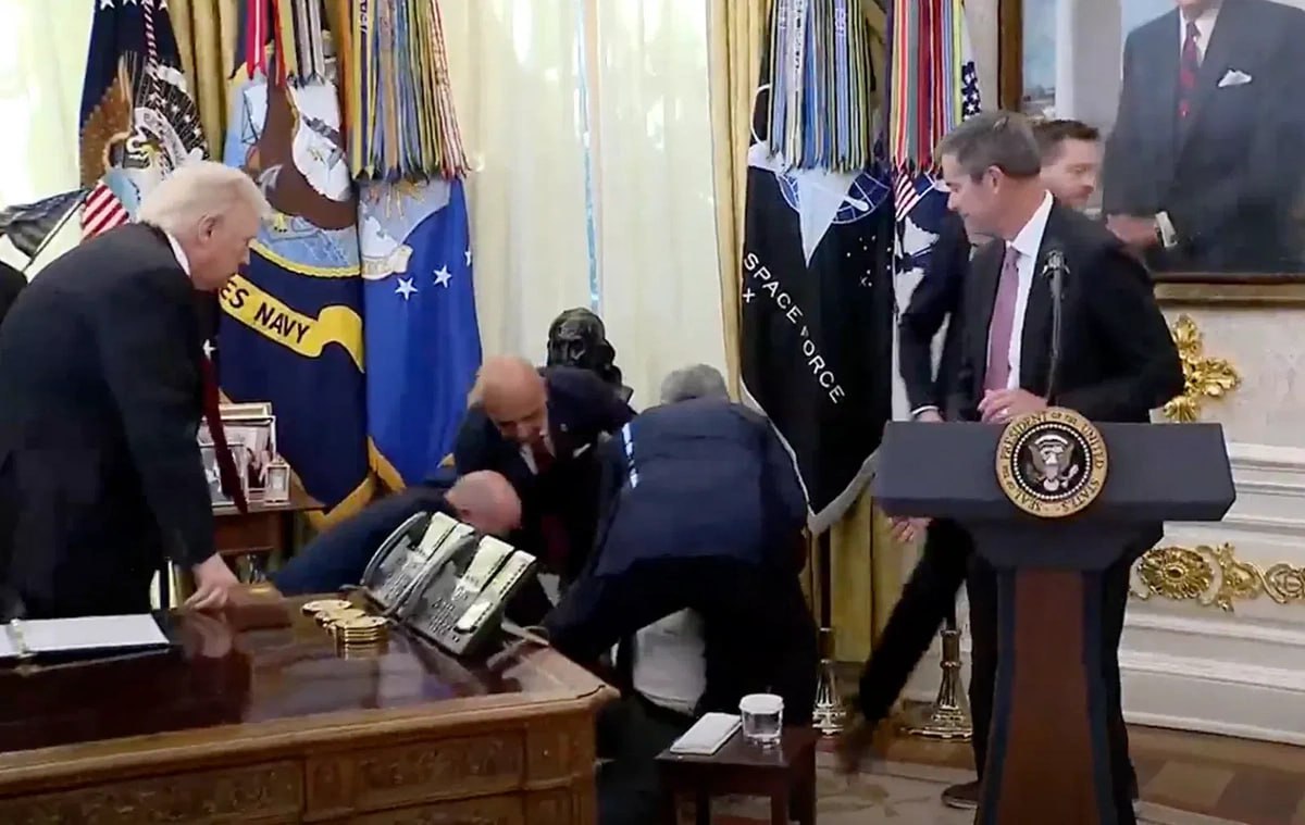 Findley Trampın kabinetində huşunu itirdi – ANBAAN VİDEO Findley Trampın kabinetində huşunu itirdi – ANBAAN VİDEO