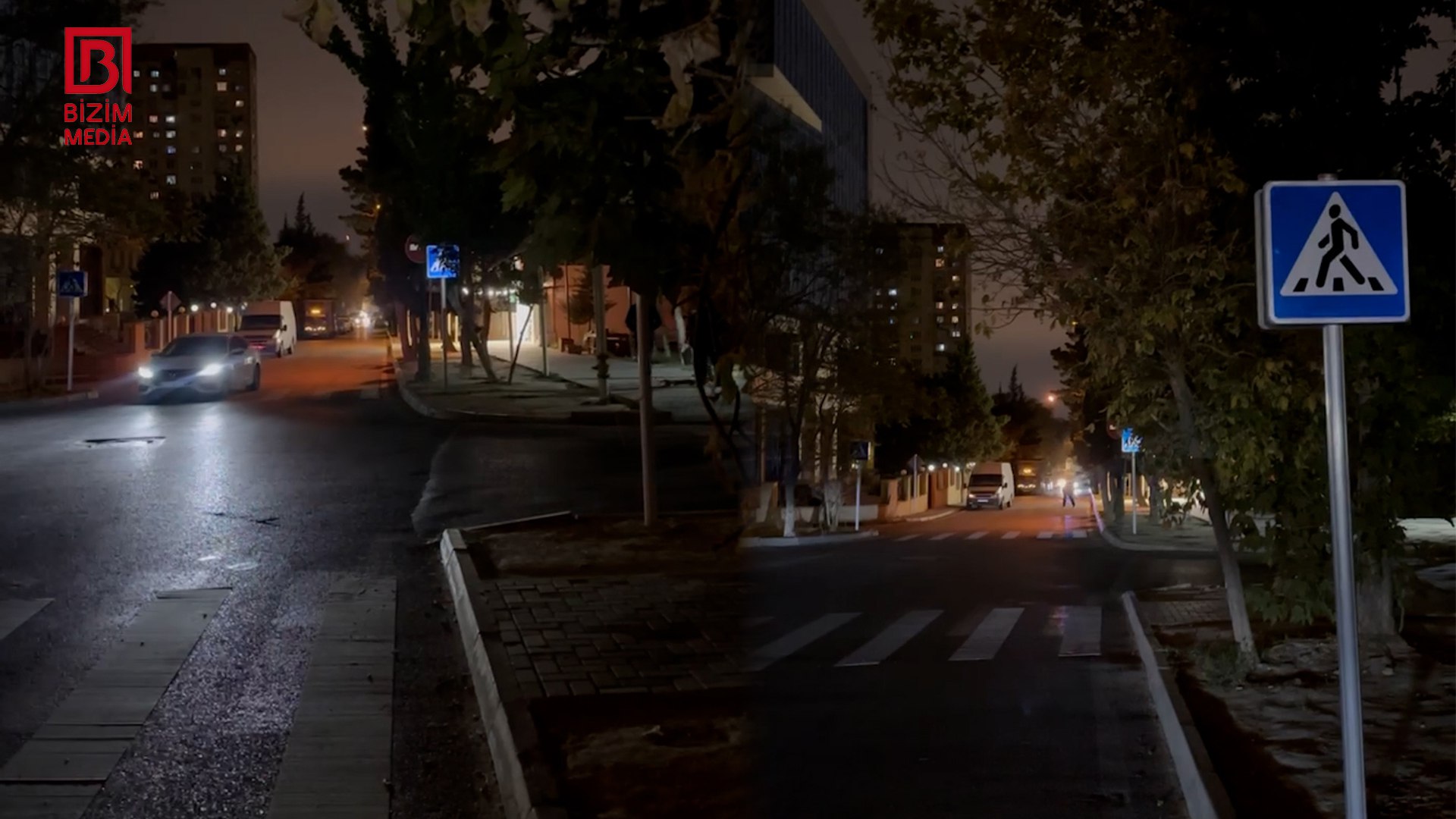 Cərimə TƏHLÜKƏSİ – Ağacların arxasında gizlənən yol nişanı sürücüləri ÇAŞDIRIR – VİDEO