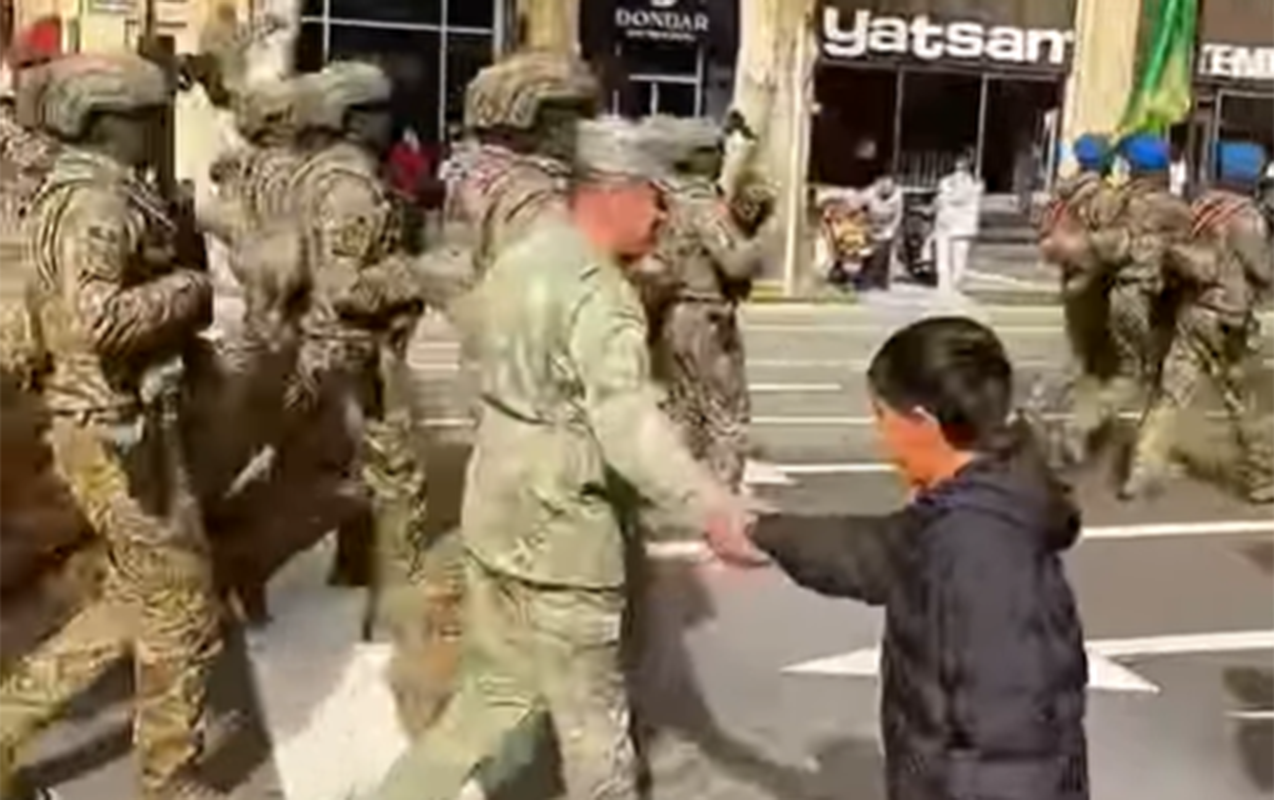 Uşağın əsgərlərə olan sevgisi maraqla qarşılandı – VİDEO Uşağın əsgərlərə olan sevgisi maraqla qarşılandı – VİDEO