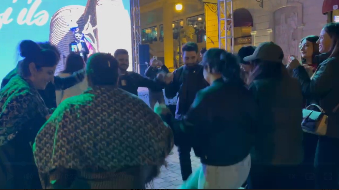 İçərişəhərdəki turistlər Zəfər Gününü belə QEYD ETDİLƏR - VİDEO İçərişəhərdəki turistlər Zəfər Gününü belə QEYD ETDİLƏR - VİDEO