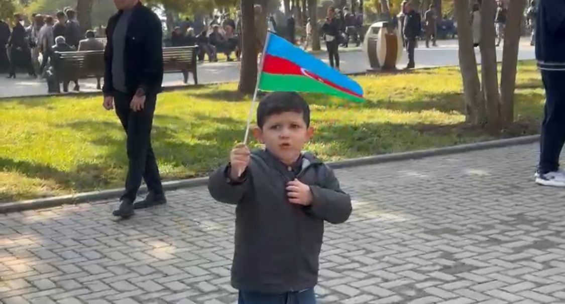 Zəfəri qeyd edən azyaşlı himnimizi oxudu - VİDEO