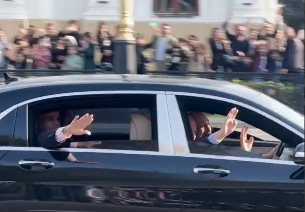 Liderlər tədbirdən sonra paradı izləyən insanlarla sağollaşdılar – VİDEO Liderlər tədbirdən sonra paradı izləyən insanlarla sağollaşdılar – VİDEO