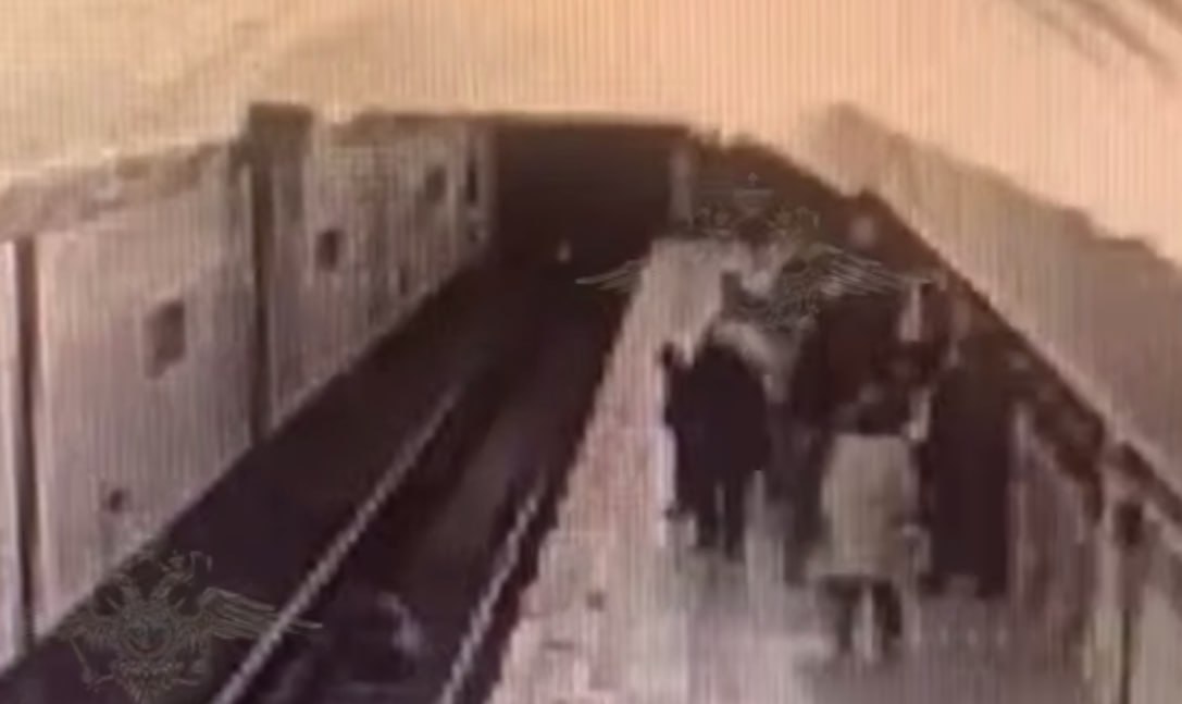 “Sakit ol!” dedi, sonra itələdi - Moskva metrosunda DƏHŞƏT – VİDEO