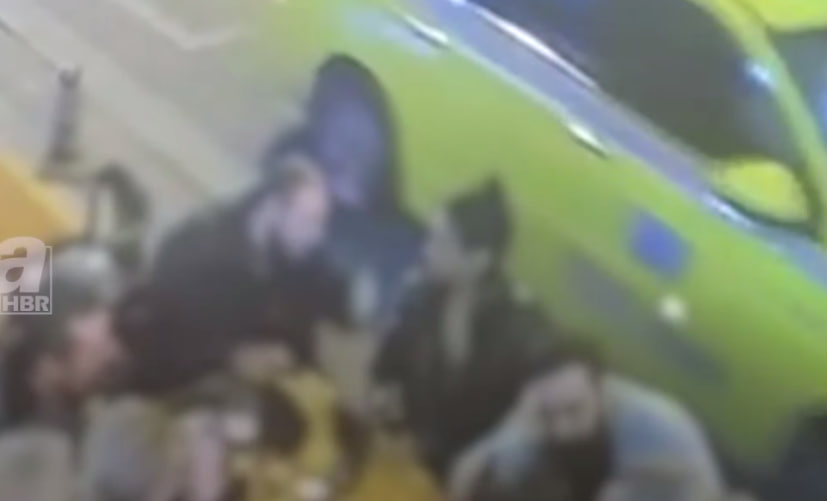 İstanbulda qadının üzərinə odekolon töküb yandıran şəxsin görüntüləri yayıldı - VİDEO