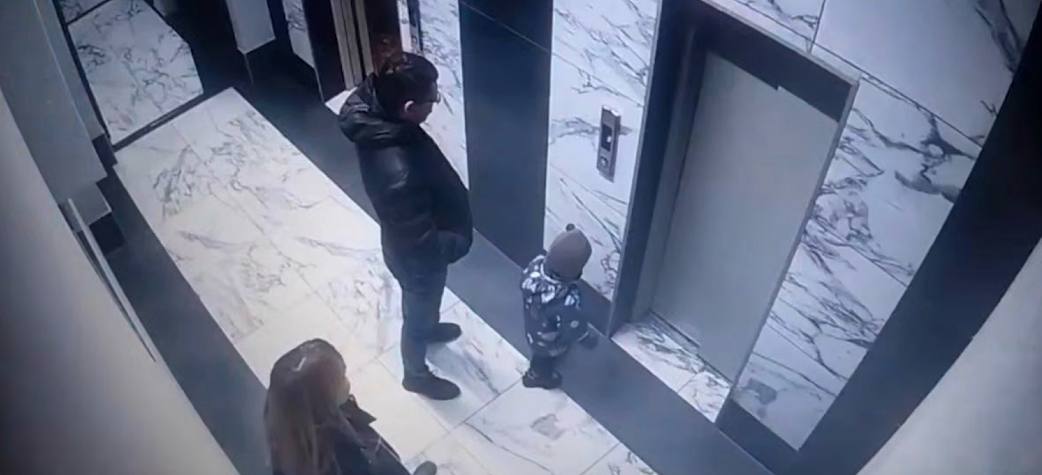 Rusiyada 3 yaşlı uşaq liftin şaxtasına düşdü – VİDEO