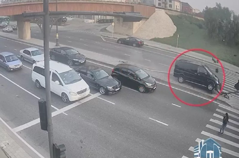 Bakıda mikroavtobus sürücüsü işıqforu vuraraq aşırdı – VİDEO Bakıda mikroavtobus sürücüsü işıqforu vuraraq aşırdı – VİDEO