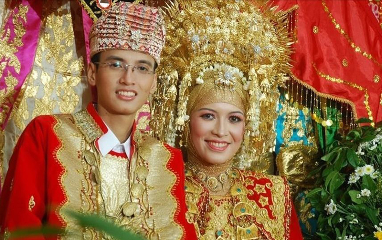 Burada qadınlar deyil, kişilər “gəlin” olur - Fotolar Burada qadınlar deyil, kişilər “gəlin” olur - Fotolar