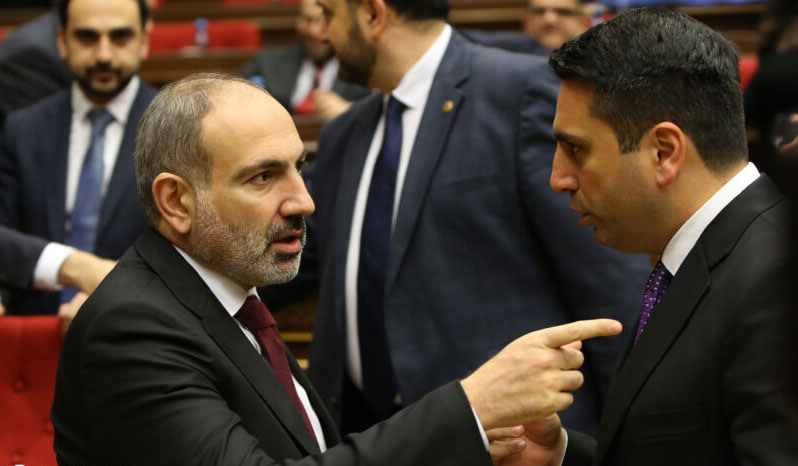 Parlamentə gələn Paşinyan Alen Simonyanı danladı – ANBAAN VİDEO Parlamentə gələn Paşinyan Alen Simonyanı danladı – ANBAAN VİDEO