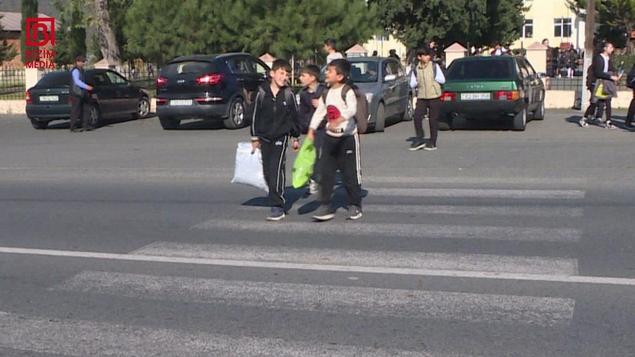 Silinən piyada zolaqları - Məktəblilər üçün TƏHLÜKƏ böyüyür – FOTO Silinən piyada zolaqları - Məktəblilər üçün TƏHLÜKƏ böyüyür – FOTO