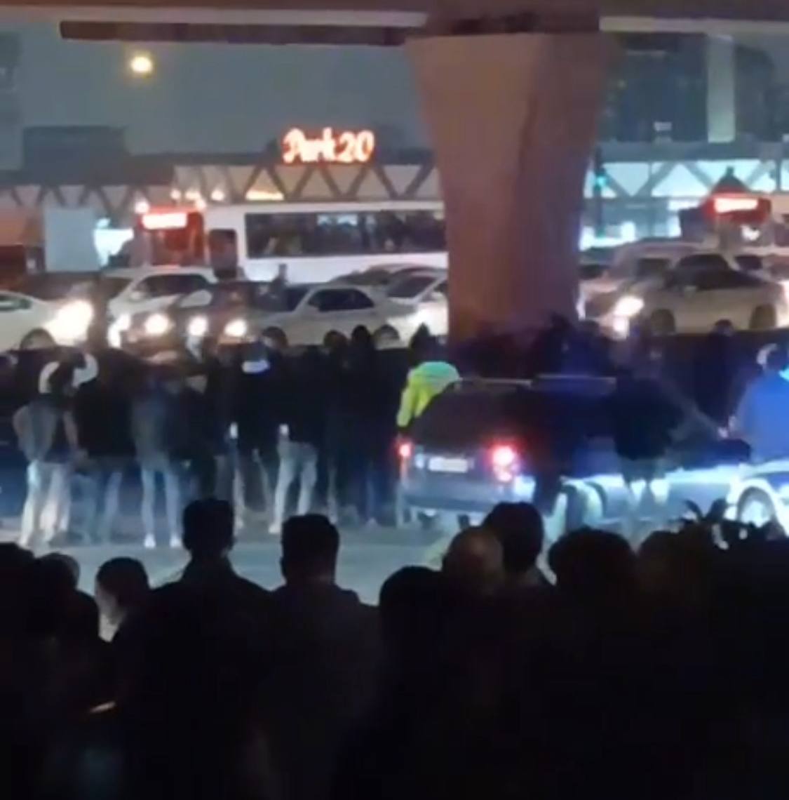 "20 Yanvar" körpüsündən özünü atmaq istəyən şəxs belə xilas edildi - ANBAAN VİDEO "20 Yanvar" körpüsündən özünü atmaq istəyən şəxs belə xilas edildi - ANBAAN VİDEO