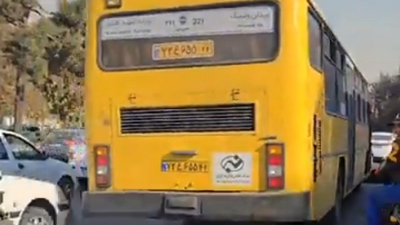 Tehranda avtobus sürücüsü sərnişinlərə bıçaq çəkdi – ANBAAN VİDEO Tehranda avtobus sürücüsü sərnişinlərə bıçaq çəkdi – ANBAAN VİDEO