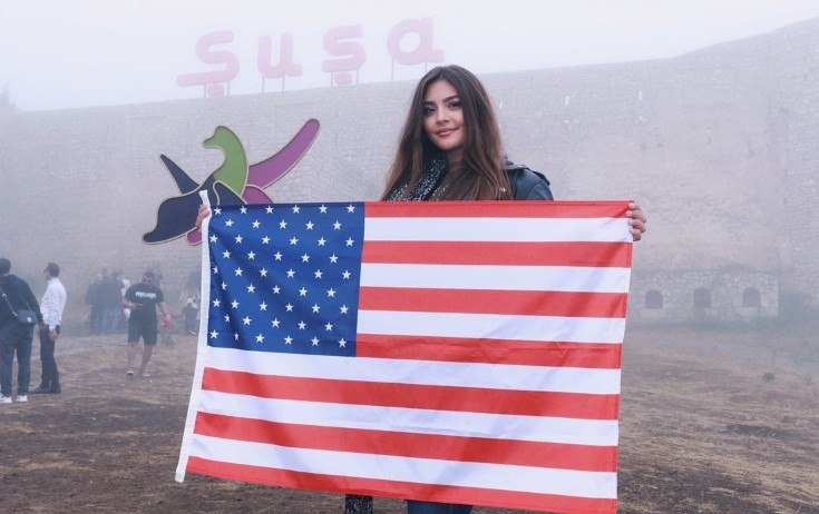 Van Dammın gəlini Amerika bayrağı ilə Şuşada - FOTO Van Dammın gəlini Amerika bayrağı ilə Şuşada - FOTO