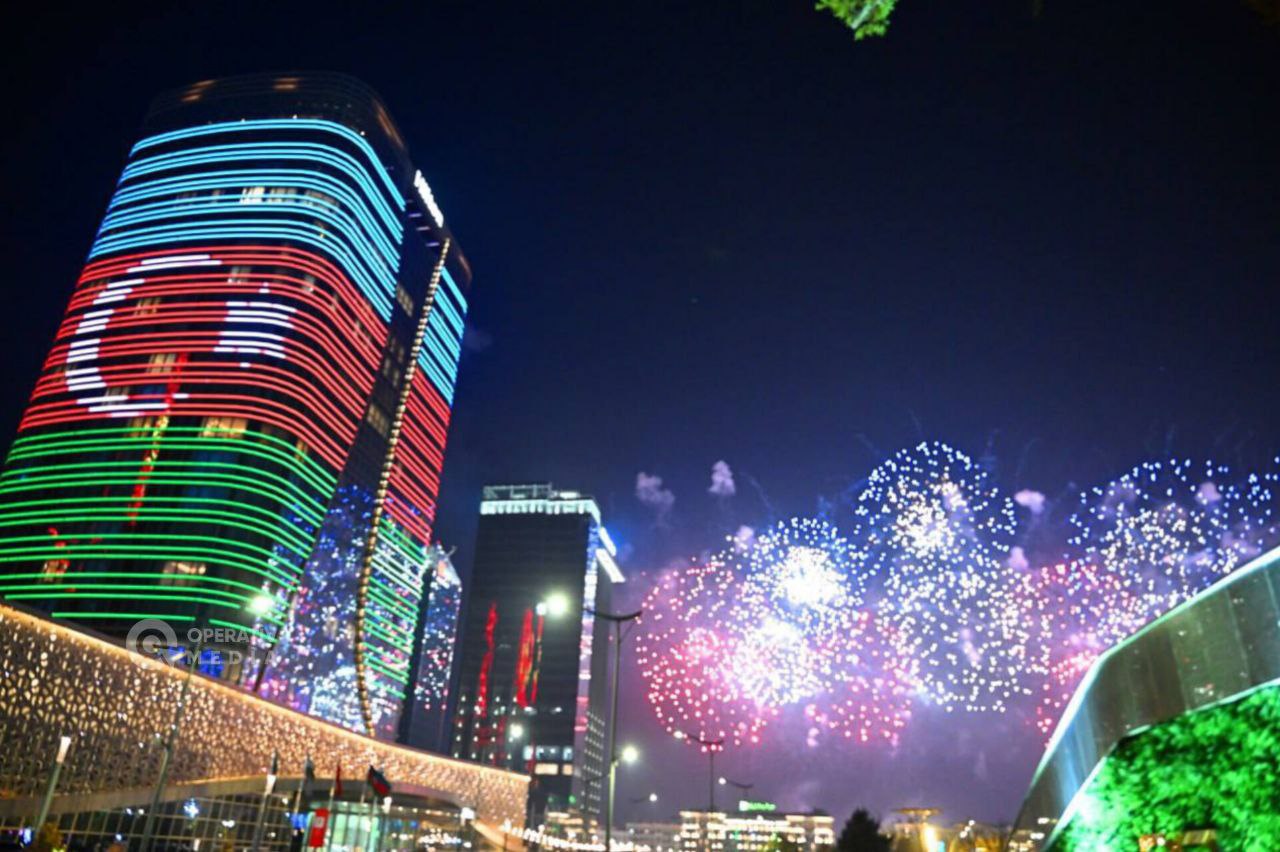 Daşkənd Azərbaycan bayrağının rənglərində İŞIQLANDIRILDI Daşkənd Azərbaycan bayrağının rənglərində İŞIQLANDIRILDI