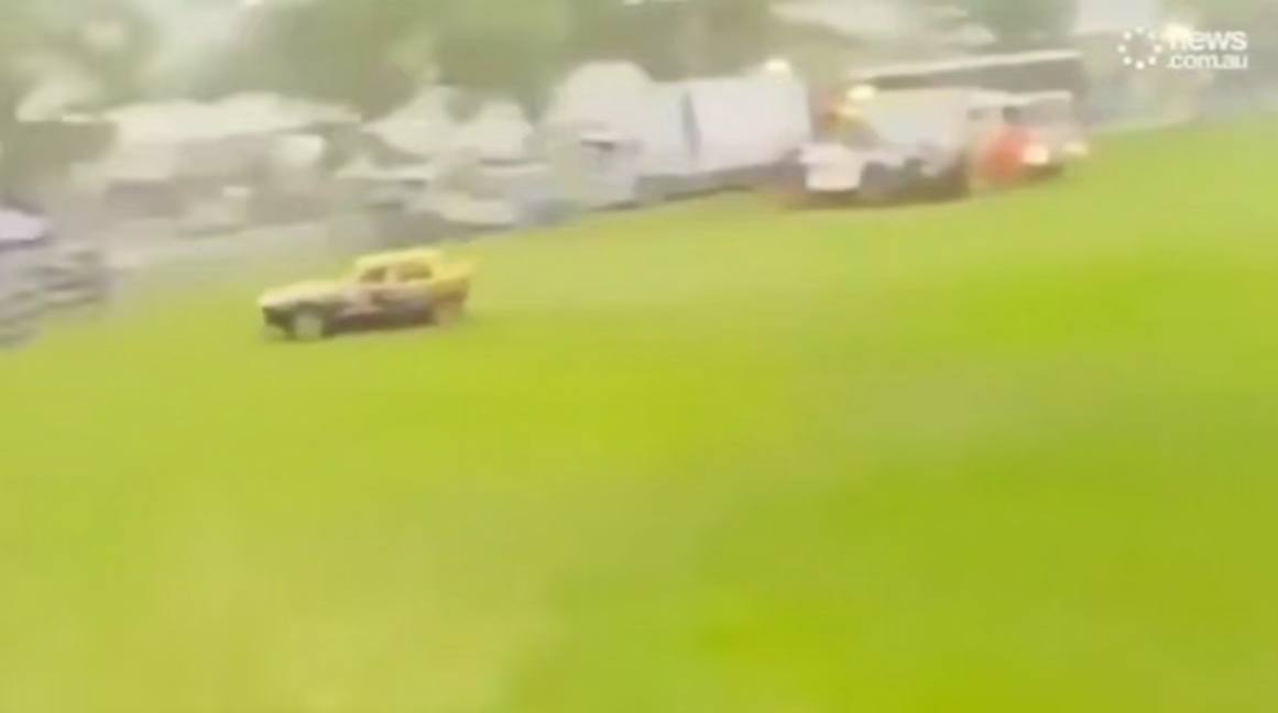 Avstraliyada yarış avtomobili tamaşaçılara çırpıldı: 9 yaralı var - ANBAAN VİDEO Avstraliyada yarış avtomobili tamaşaçılara çırpıldı: 9 yaralı var - ANBAAN VİDEO