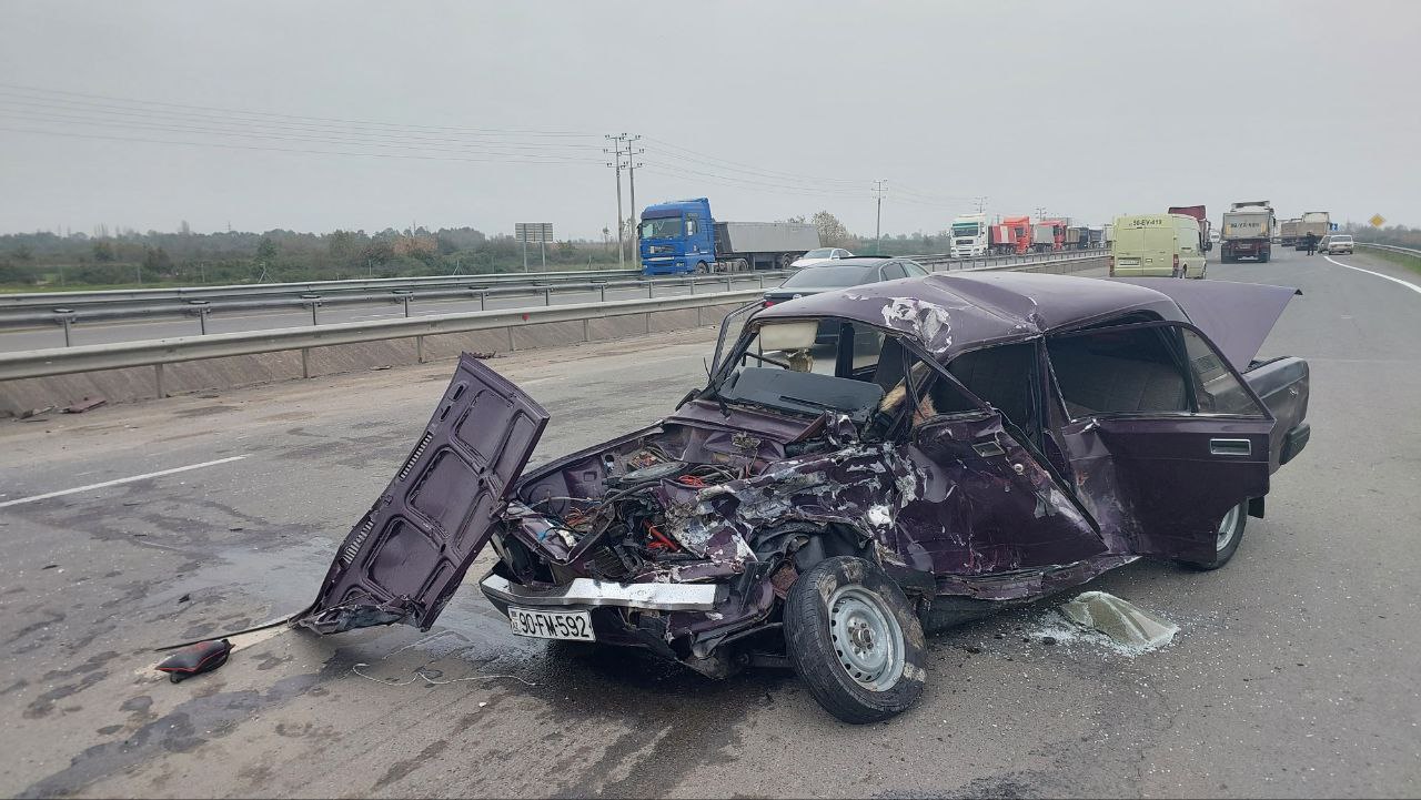 Ələt–Astara magistralında ağır qəza: Xəsarət alanlar var - FOTO Ələt–Astara magistralında ağır qəza: Xəsarət alanlar var - FOTO