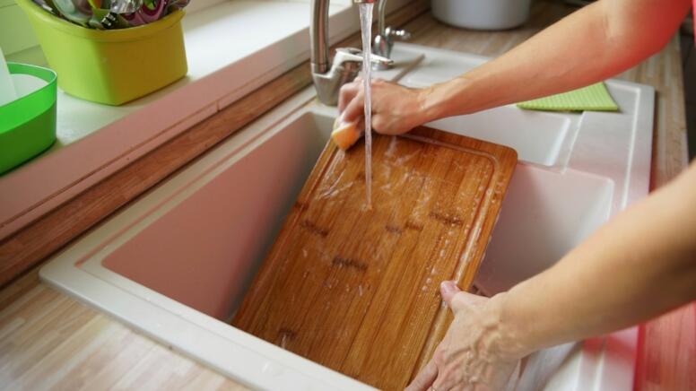 Doğrama taxtalarını əsla yuyucu tozla yumayın - SƏBƏB Doğrama taxtalarını əsla yuyucu tozla yumayın - SƏBƏB