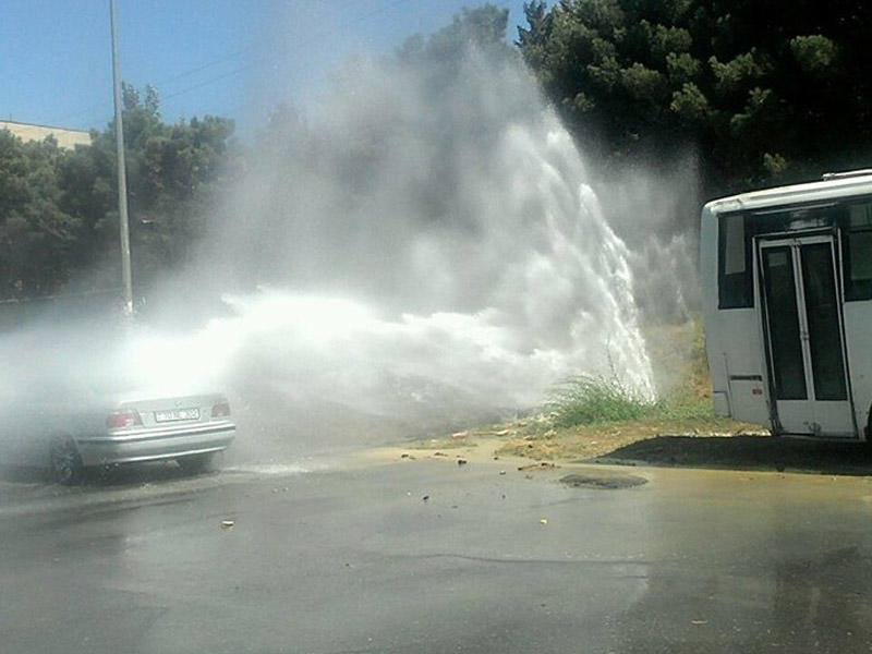 Nizami rayonunda su borusu partladı - VİDEO Nizami rayonunda su borusu partladı - VİDEO