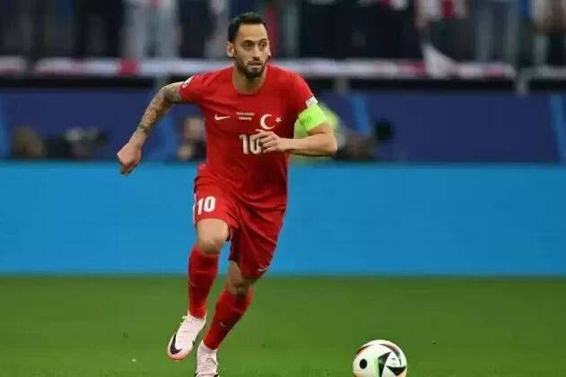 Hakan Çalhanoğlu Türkiyə millisinin heyətindən çıxarıldı Hakan Çalhanoğlu Türkiyə millisinin heyətindən çıxarıldı