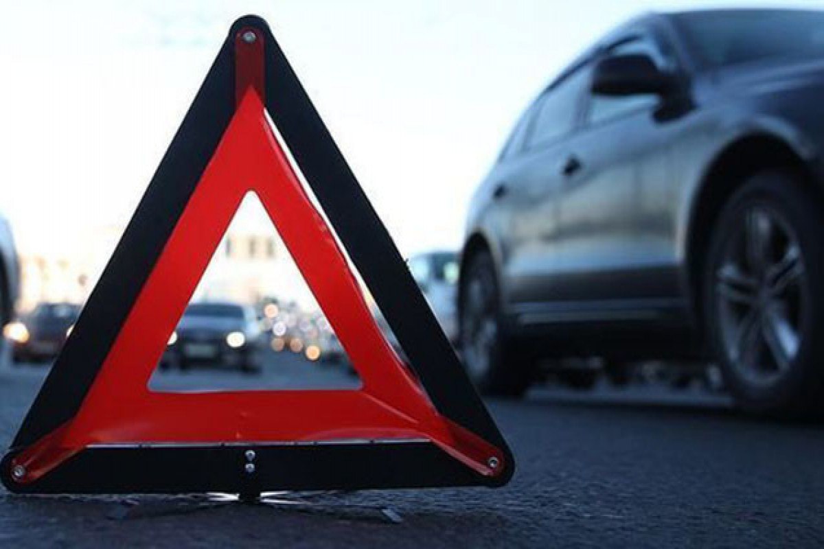 Salyanda minik avtomobili yük maşınına çırpıldı: Xəsarət alanlar var Salyanda minik avtomobili yük maşınına çırpıldı: Xəsarət alanlar var